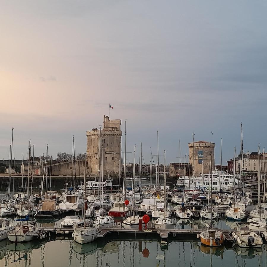 Un Hotel En Ville La Rochelle  Bagian luar foto